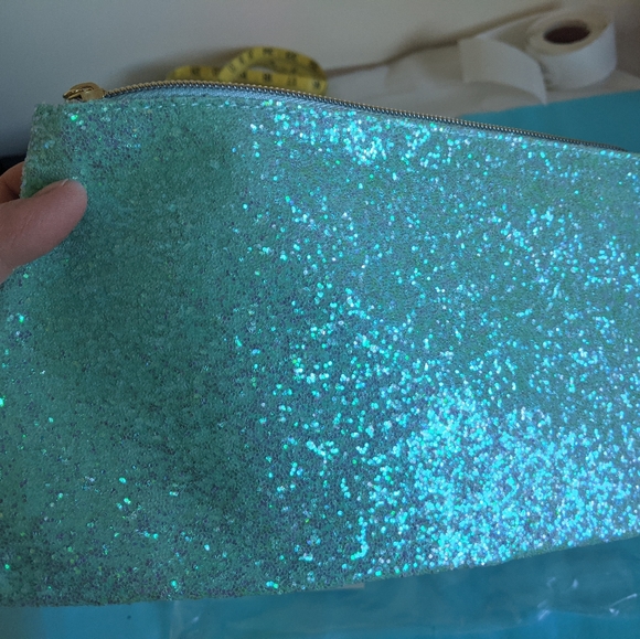 Glittery ✨ tarte makeup bags. - Picture 4 of 12